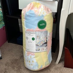 Twin sized Bedding Set